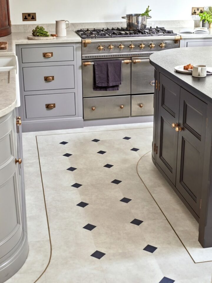 Amtico Waterloo Concrete, Stuccoflax in Key Stone